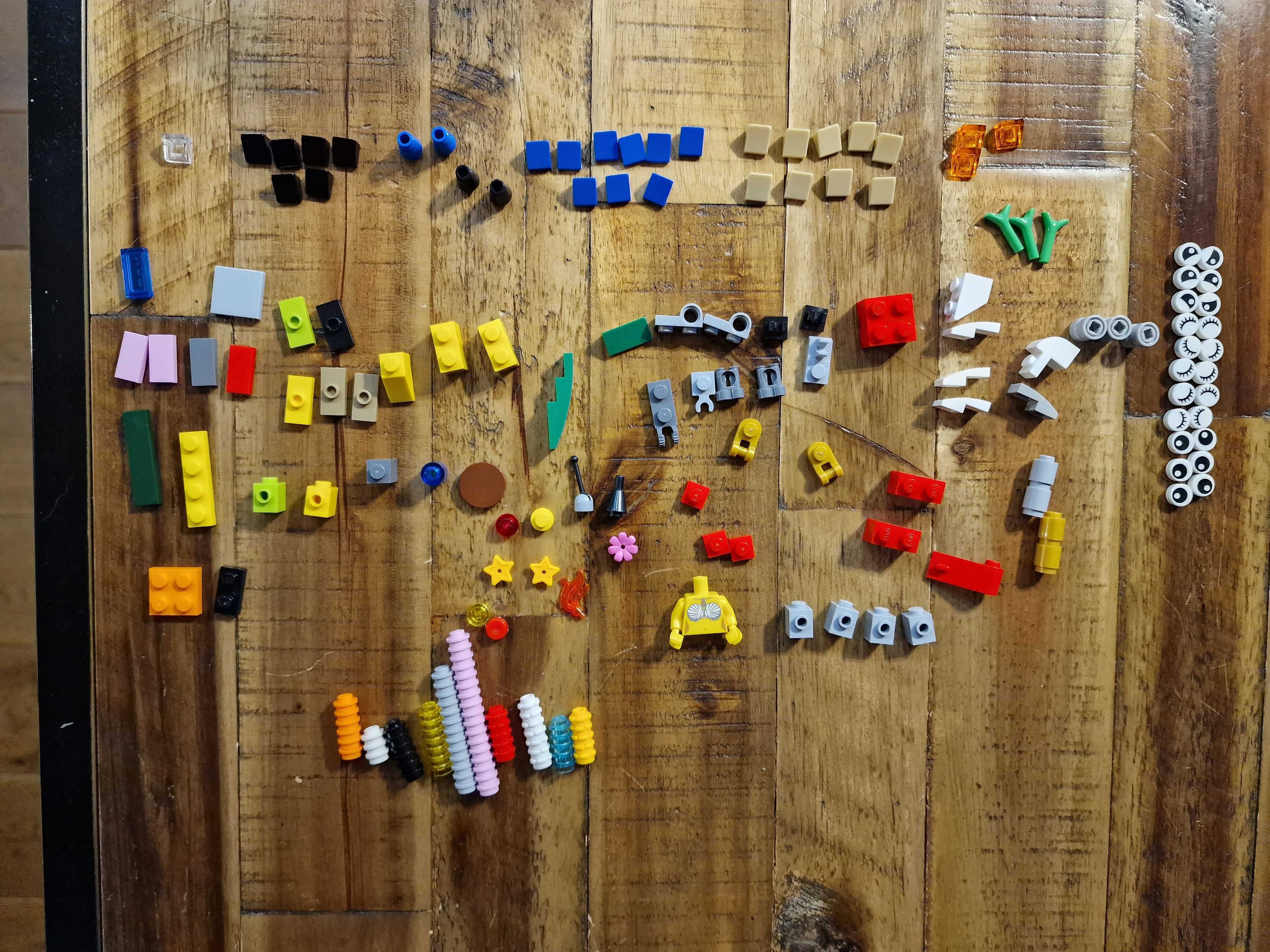 Zestaw klocków LEGO główki kaski czapki drobne ponad 800 elementów