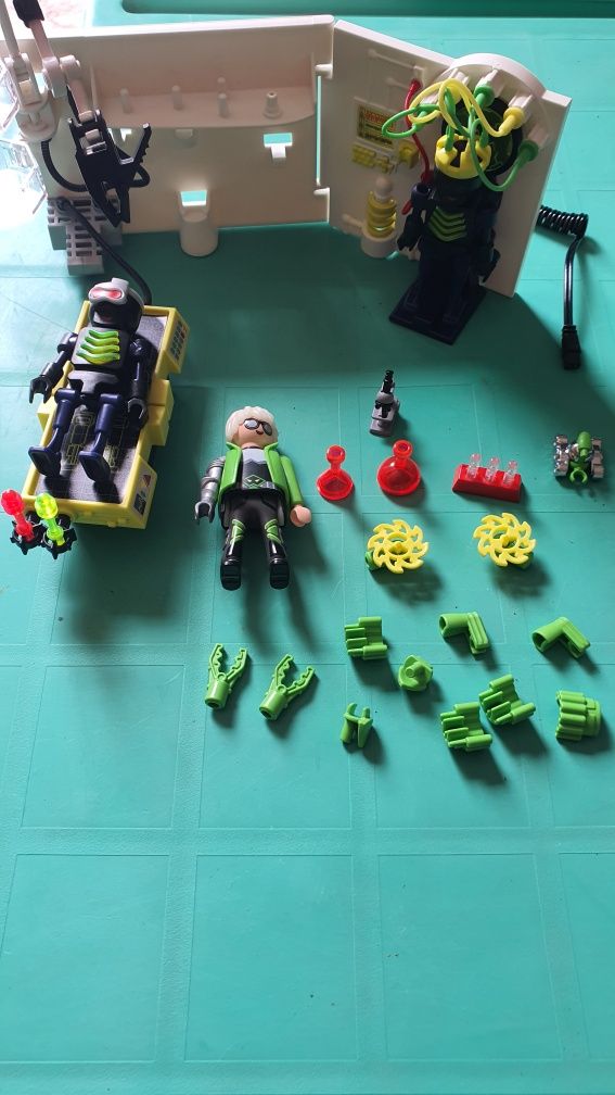 Playmobil laboratorium.