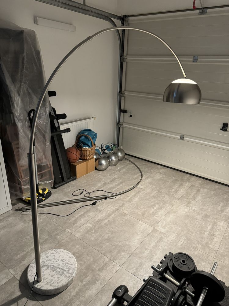 Lampa podłogowa z granitową podstawą