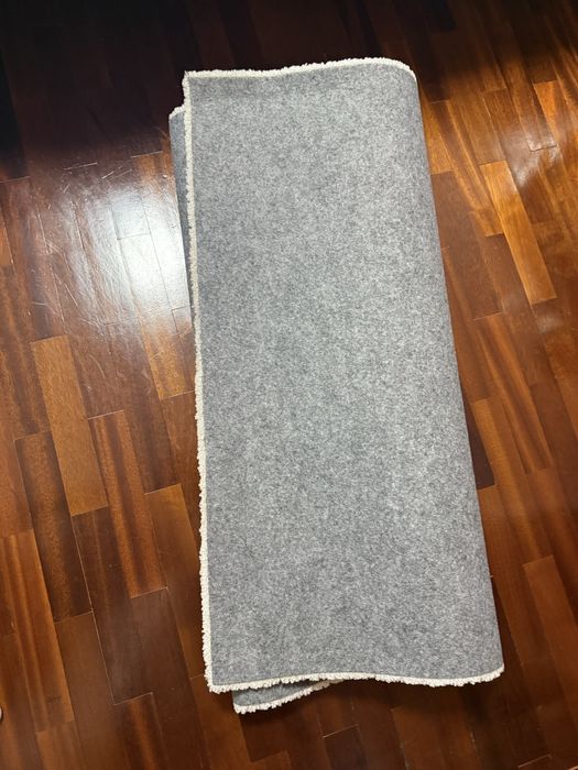 Dois tapetes de quarto cor branca