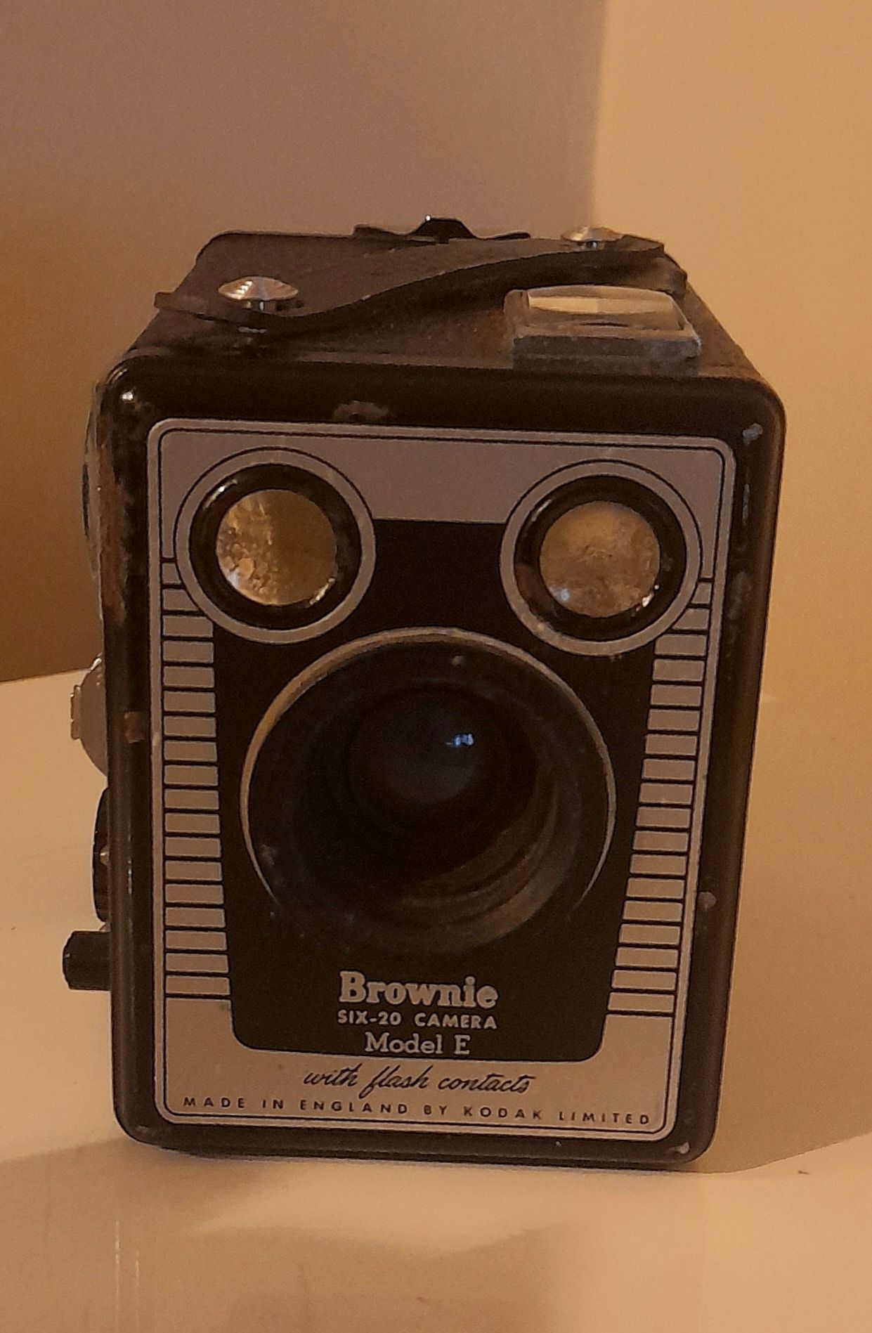 Máquina fotográfica antiga, com estojo