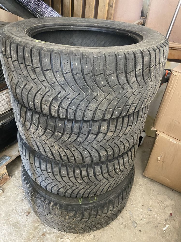 Продам зимову резину 235/55R18