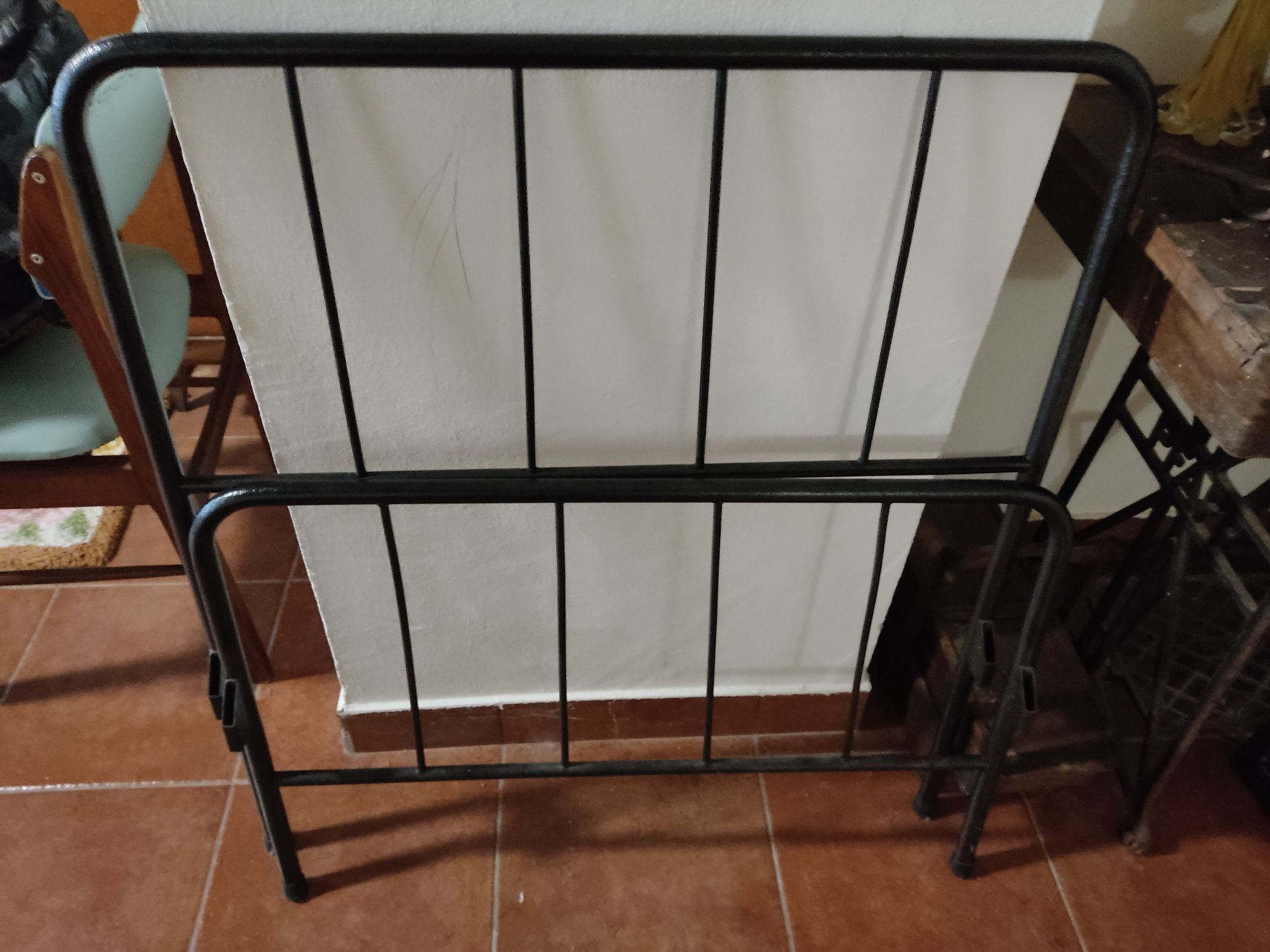 Cama de ferro forjado cinzento escuro