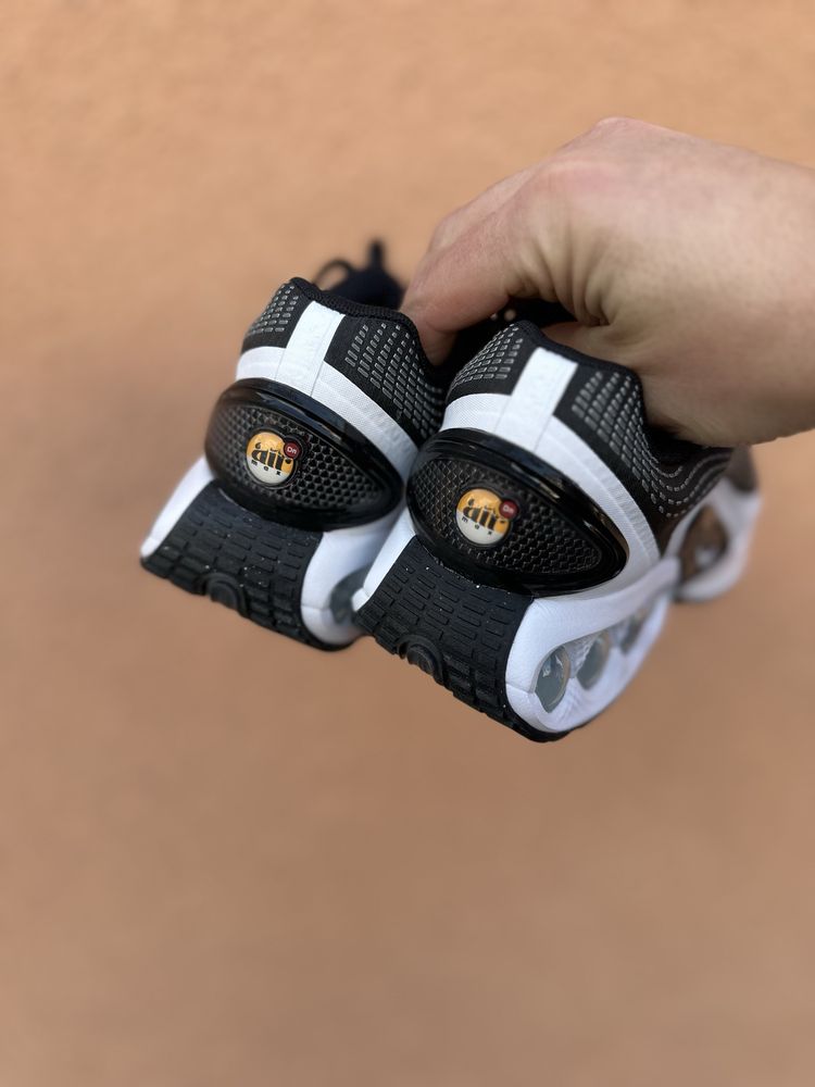 Оригінал! Кросівки Nike Air Max Dn Black/White FJ3145-002 39/24,5 см