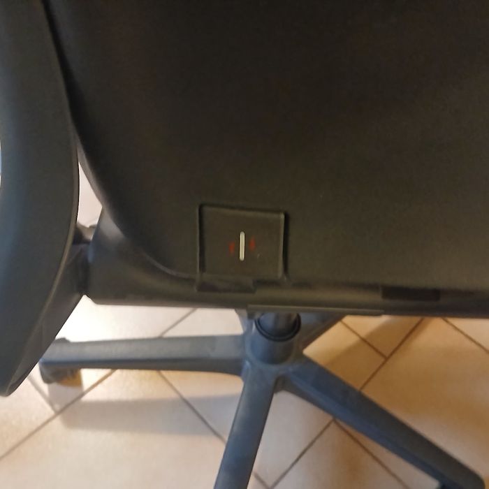 Fotel obrotowy uszkodzony