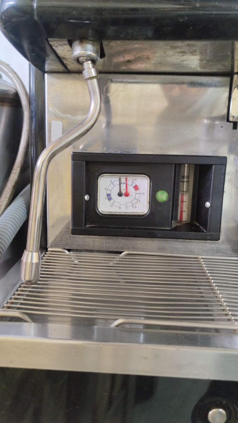 Máquina de Café Profissional Rossi + Moinho