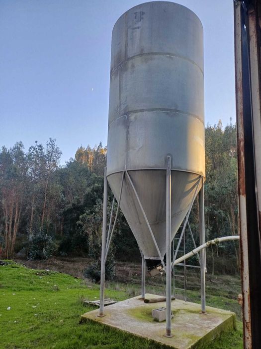 2 Silos de Ração ou Cereais para animais