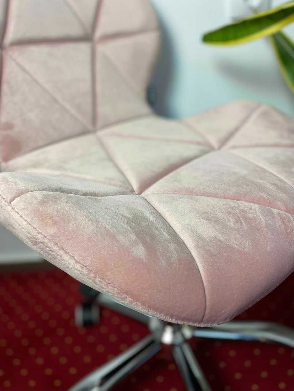 Розовое кресло велюр для компьютера офисное Demure стул на колесах