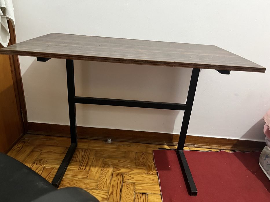 Secretaria com a cadeira, está a venda