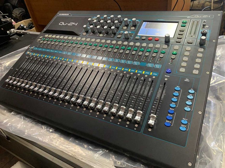 Цифровий мікшерний пульт Allen Heath Qu-24C