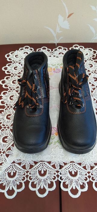 Продаются мужские ботинки