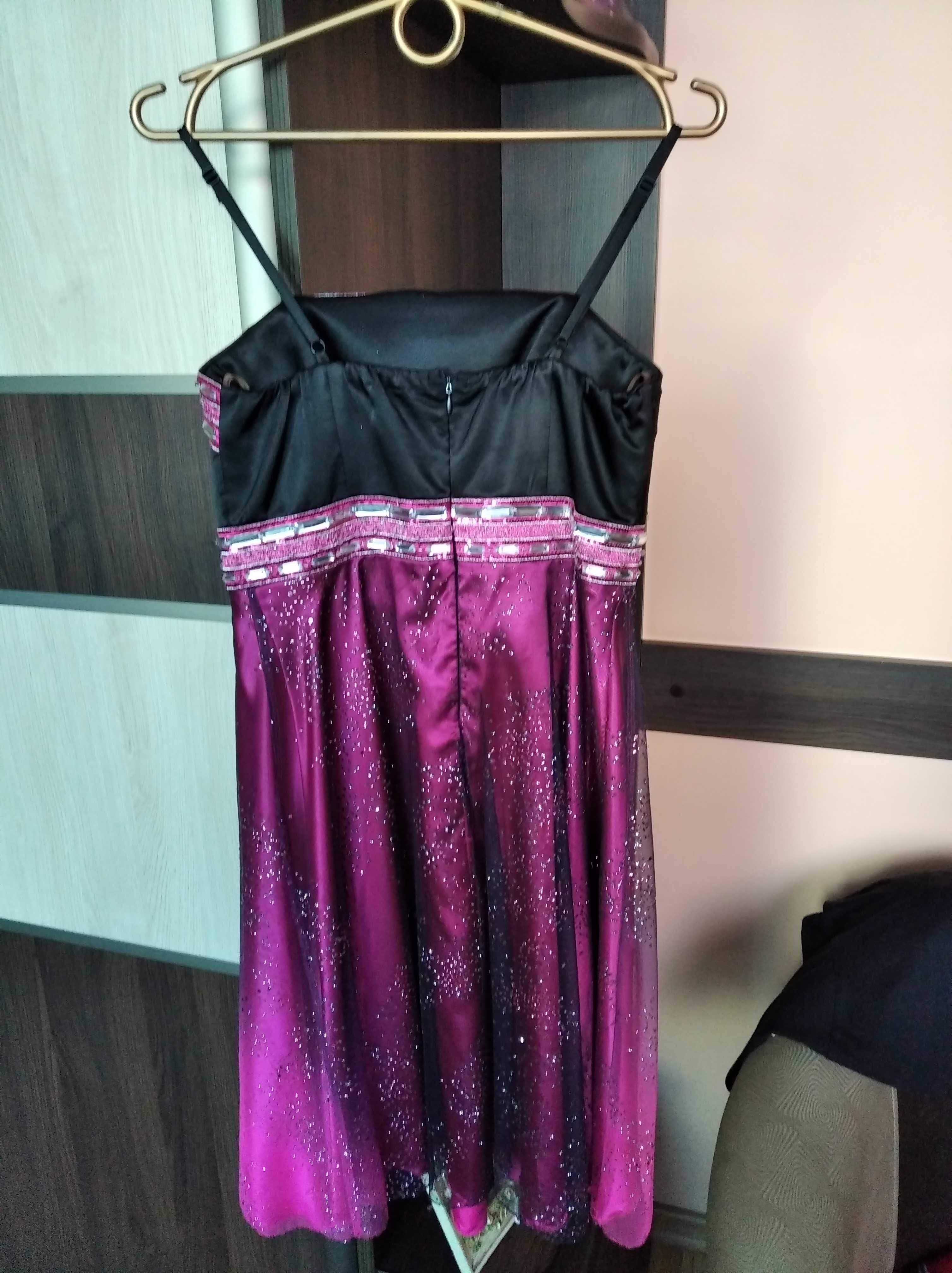 Czarno-różowa błyszcząca sukienka