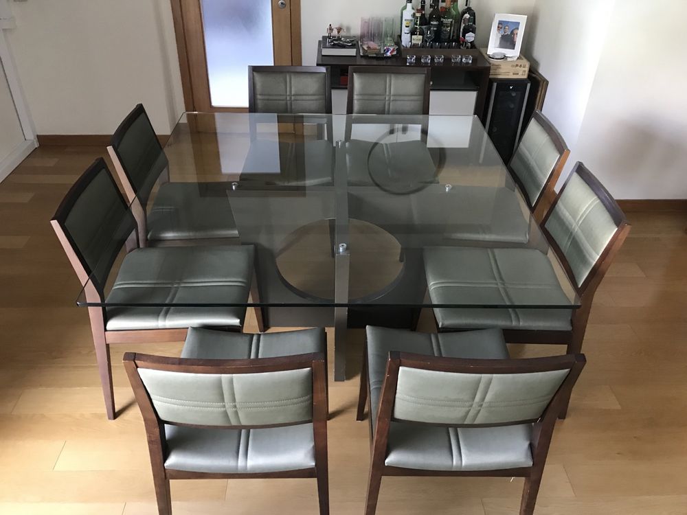 Mesa de jantar em vidro com 8 cadeiras