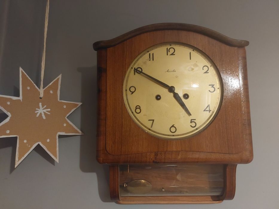 Antyczny zegar Mauthe-klasyczny styl retro.