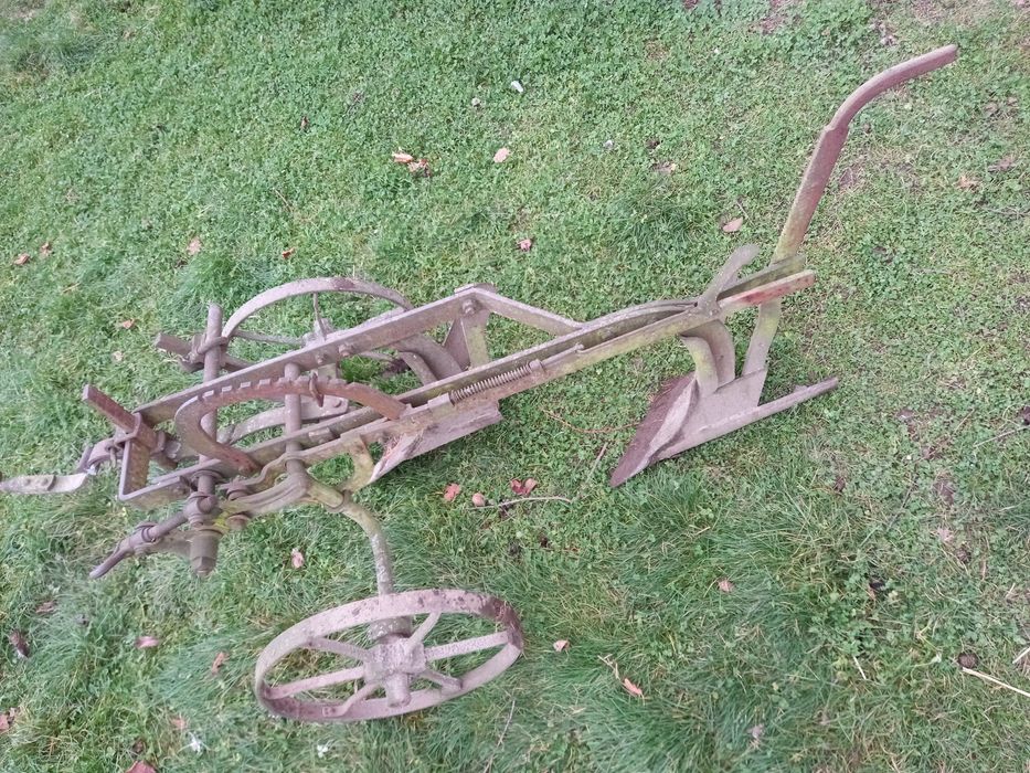 Pług dwuskibowy konny zabytek antyk