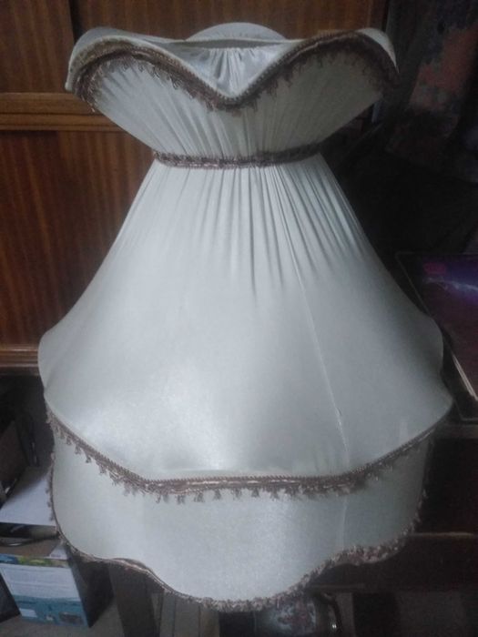 Piękny ogromny stary abażur do lampy stojącej