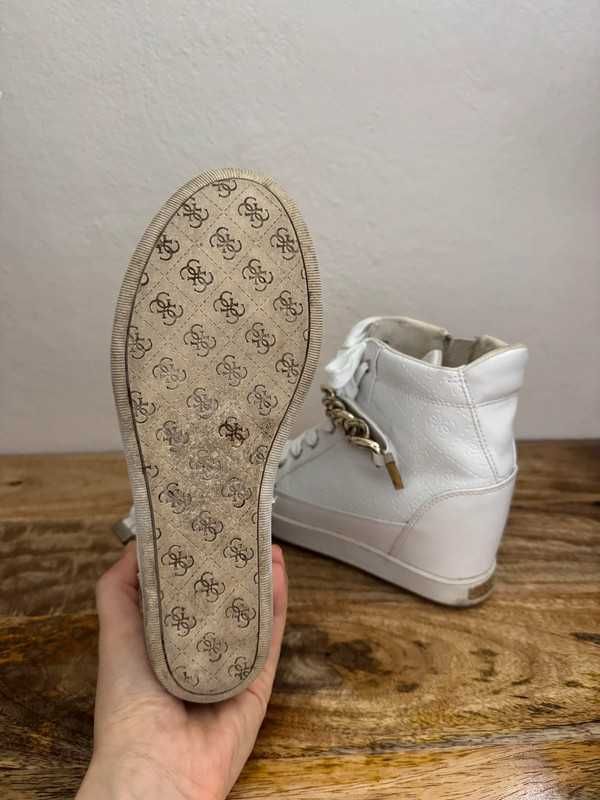 Białe sneakersy na koturnie z łańcuchem Guess 37