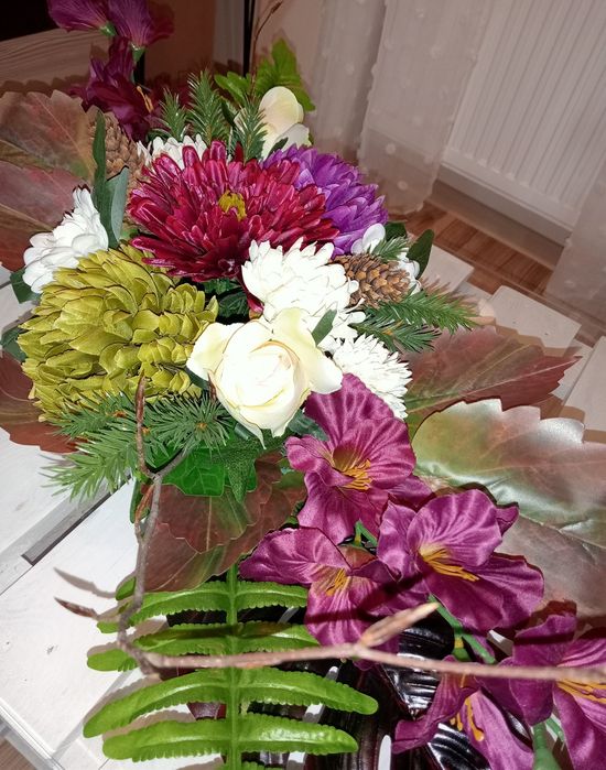 Wiązanka stroik ze sztucznych kwiatów na grób cmentarz