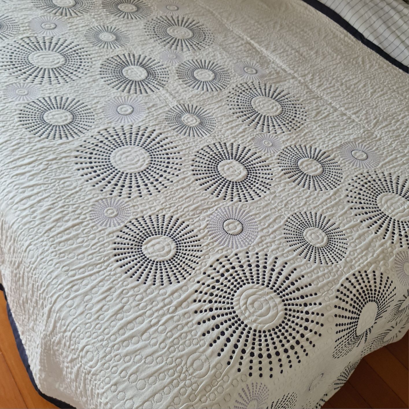 2 Colchas 190x260cm reversível (branca de um lado arrocheada do outro)