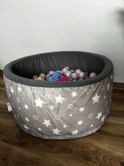 Basen z kulkami szary w gwizadki