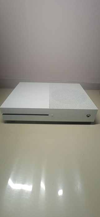 Xbox one s 1TB + pad + 4 gry