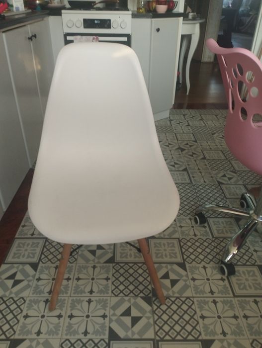 Białe plastikowe krzesło