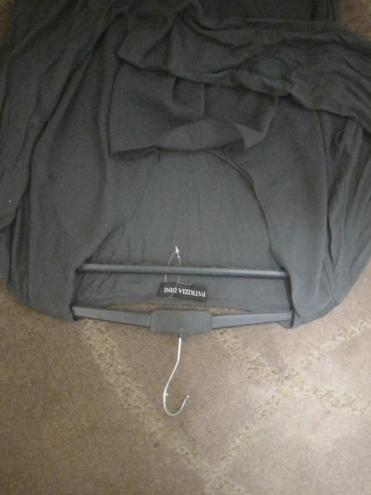 Blusa comprida tipo seda com manga comprida, serve para uma cerimônia