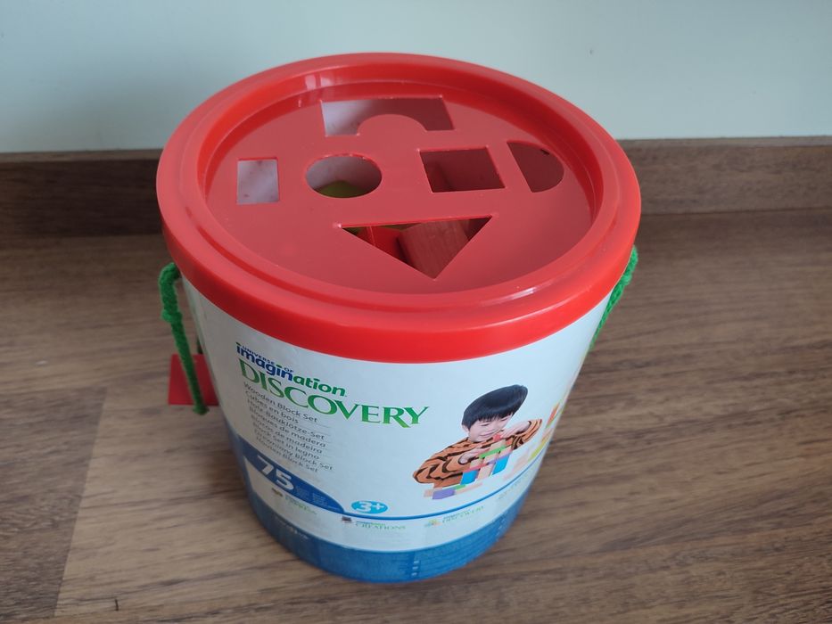 Brinquedos didáticos em madeira