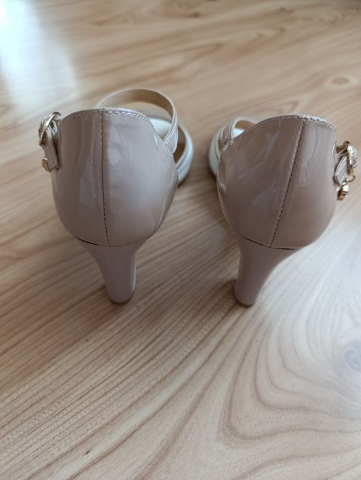 Eleganckie Beżowe Lakierowane Szpilki Venetti z Ozdobnym Detalem, r.38