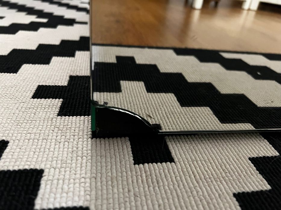 Mesa apoio centro Antarte espelhada.