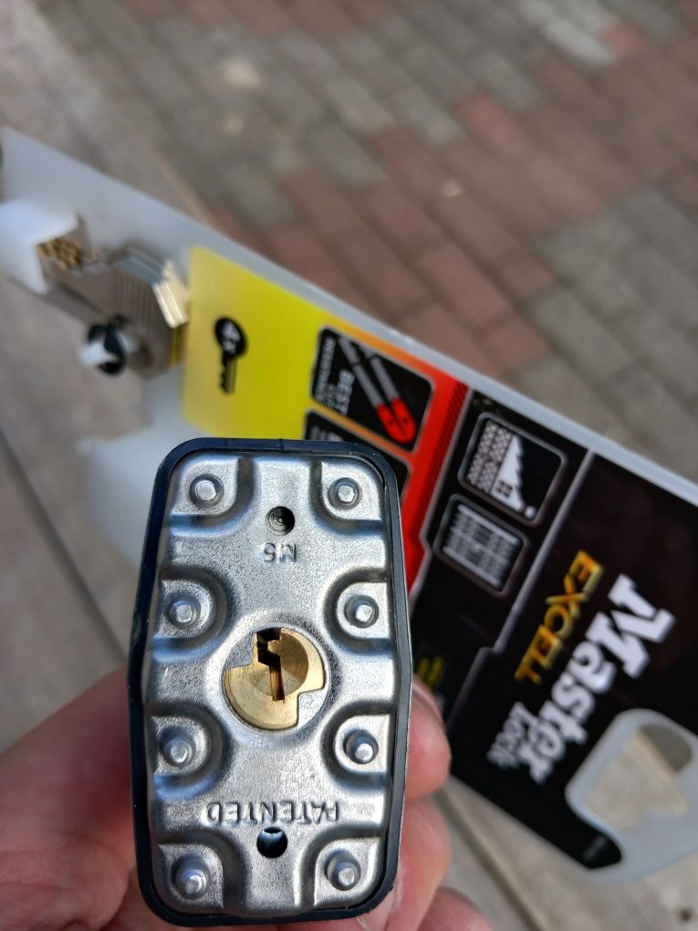 Kłódka M5EURDLF 50mm - BOR/38mmOCT - 8mm MasterLock