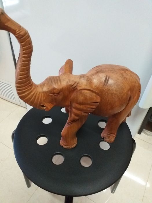 Estatueta elefante em madeira,boa dimensão,impecável,em mão,veja zonas