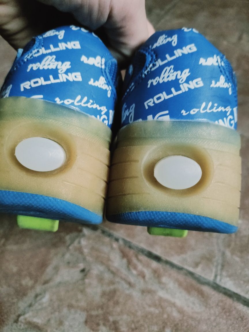 Buto-rolki niebieskie świecące. Adidasy niebieskie