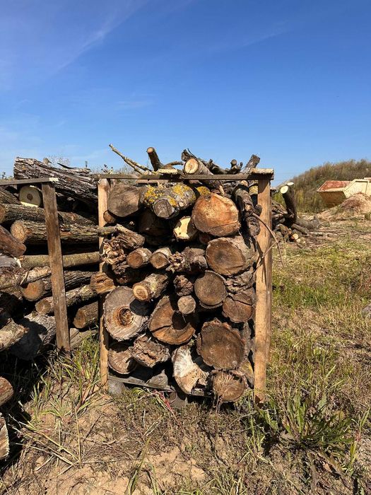 Drewno opałowe, liściaste, sezonowane, w skrzyniach lub luzem