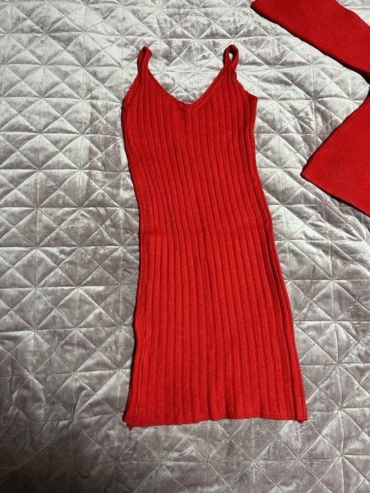 Червона сукня