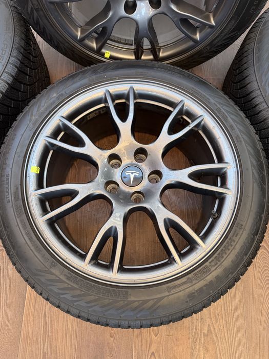 Диски шини Tesla S Plaid 5/120/19 285/40/19 - 255/45/19