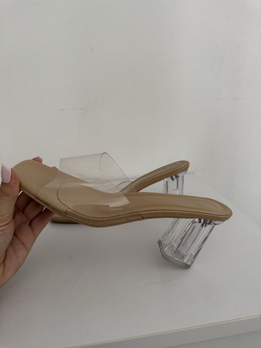 Transaperntne buty na obcasie klapki
