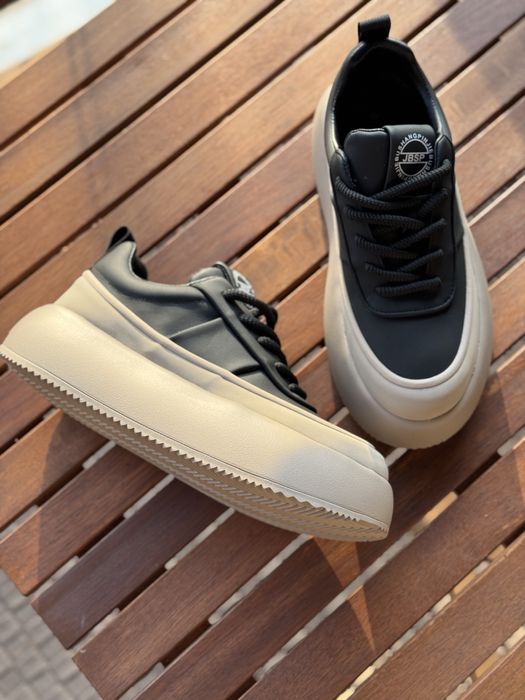 Продам оригінальні кросівки.