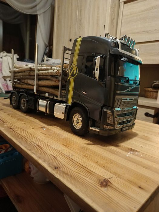Tamiya 1:14 Volvo FH do przewozu drewna - zestaw z przyczepą
