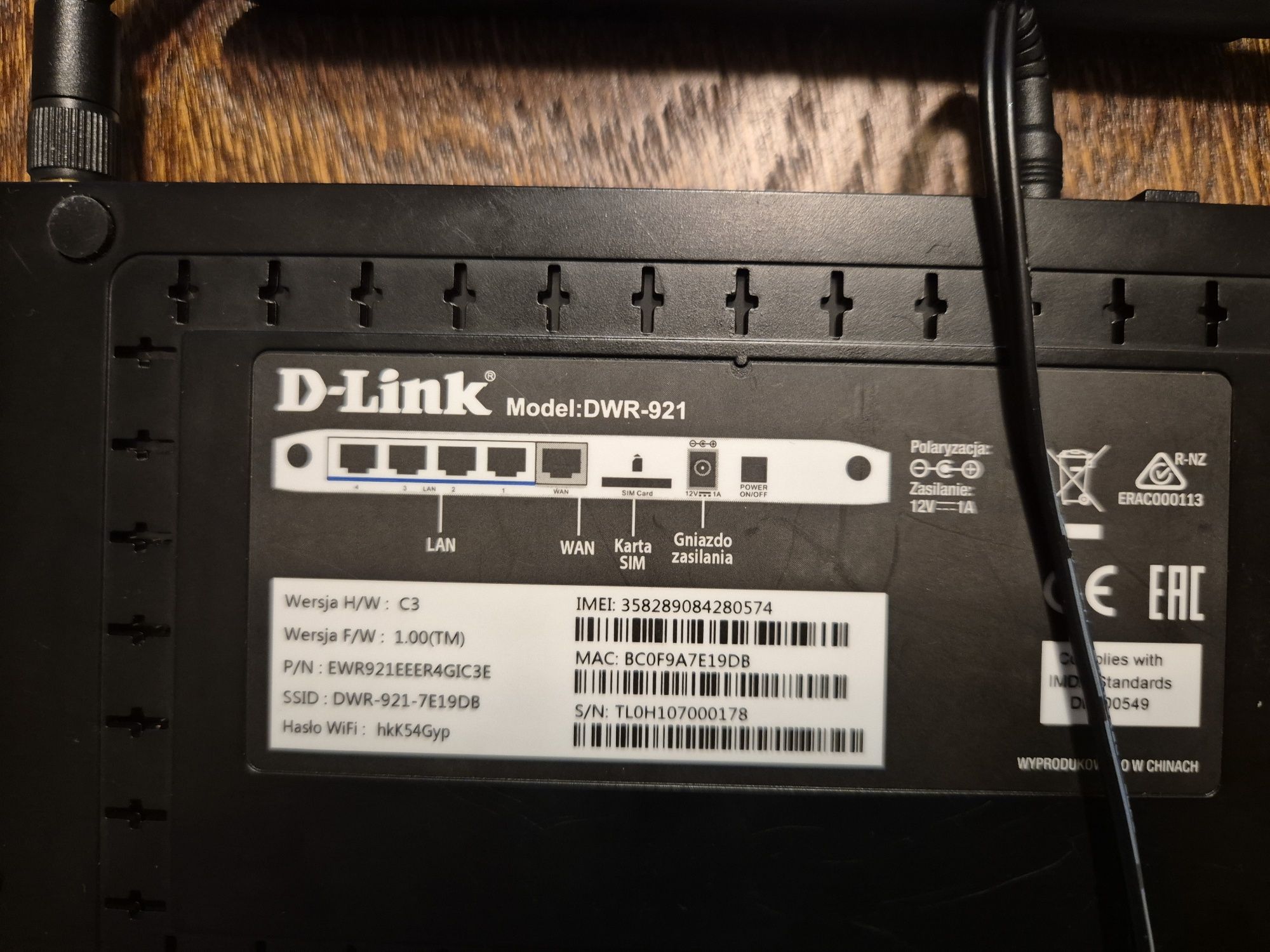 D-link dwr-921. Router SIM
