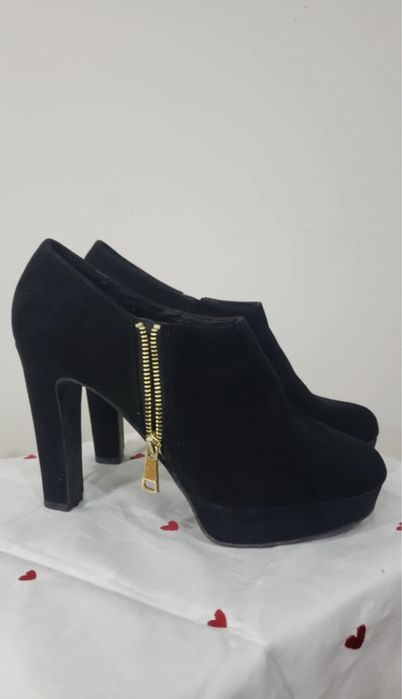 Sapato preto com salto alto