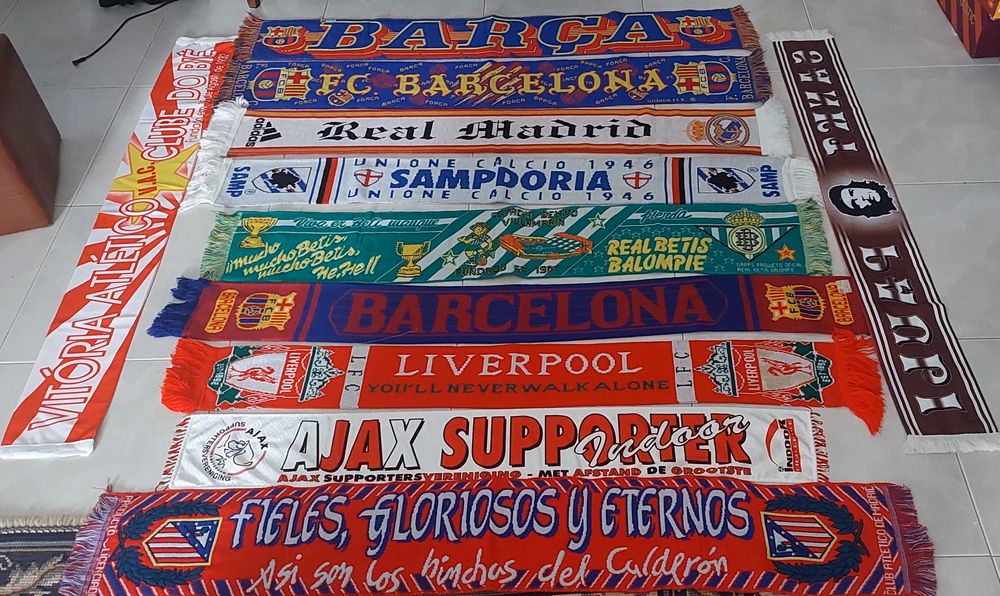 Varios cachecois de varios clubes