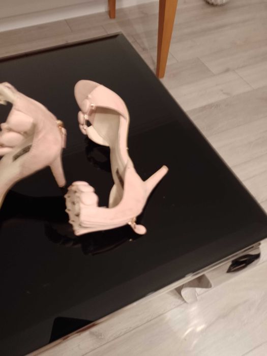 Eleganckie szpilki odkryte.