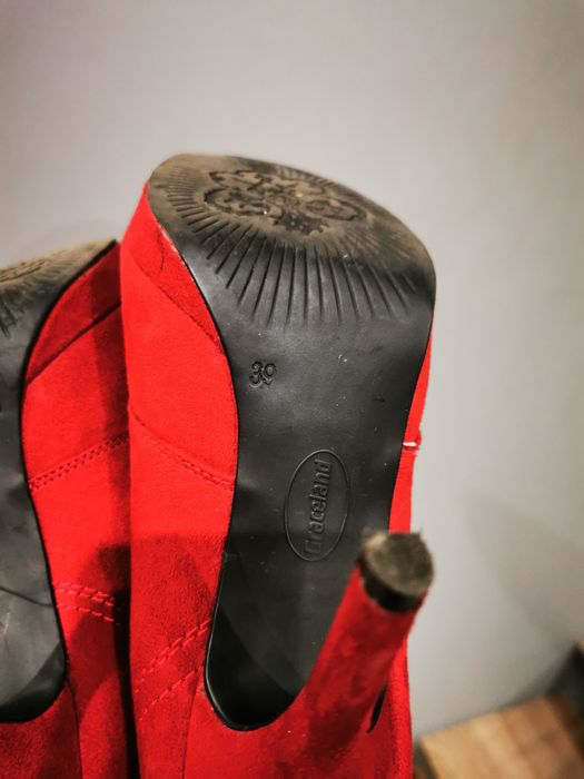 Czerwone buty na obcasie