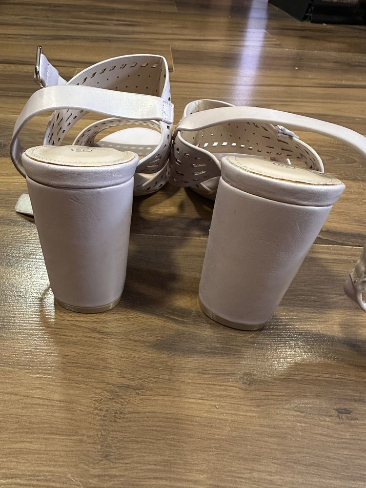 Buty sandalki na slupku