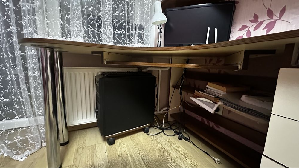 Продам кутовий стіл із поличками