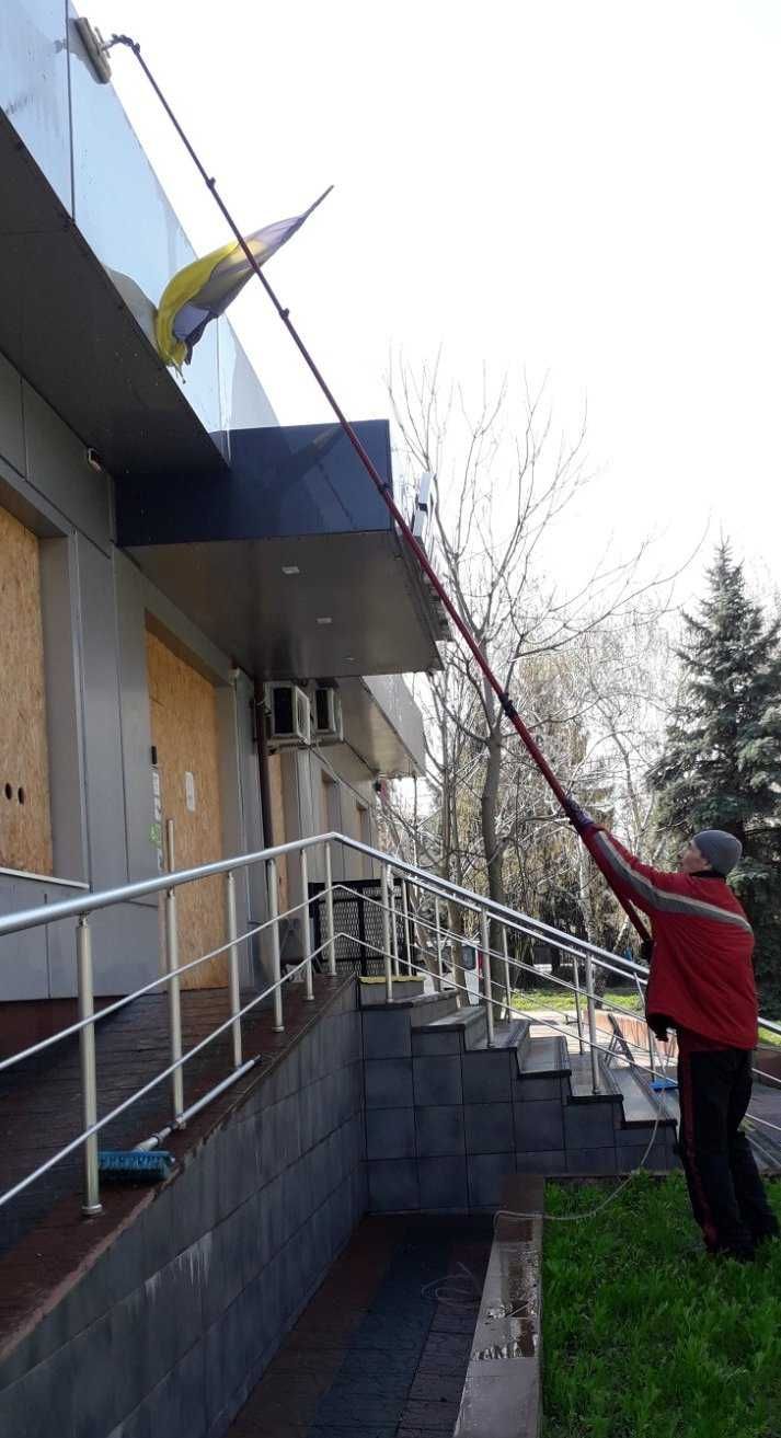 Мойка фасадов, витрин, вывесок.