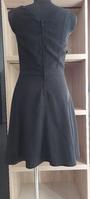 Orsay Czarna rozkloszowana sukienka Rozm.36