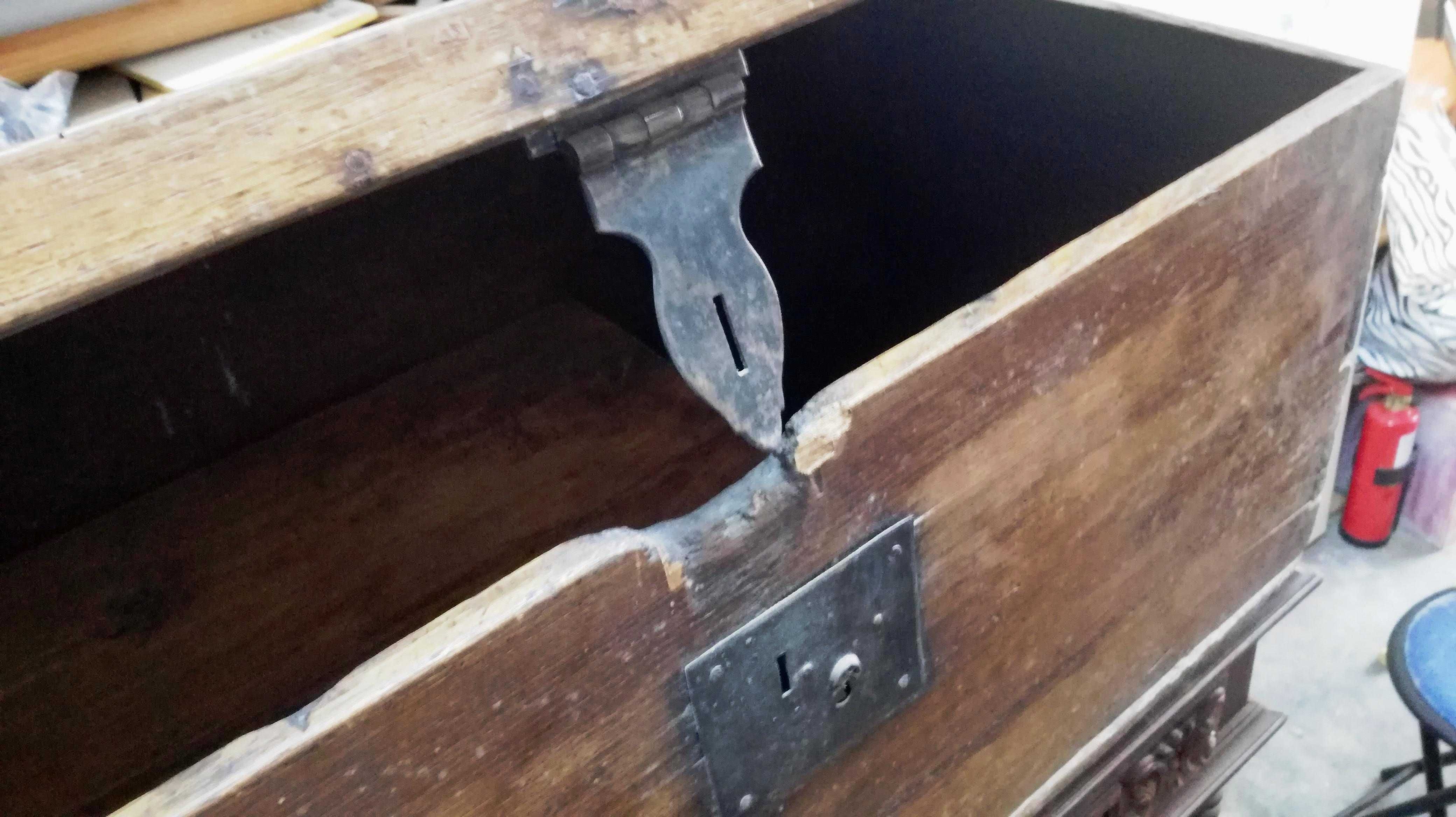 Arca rústica em madeira de castanho