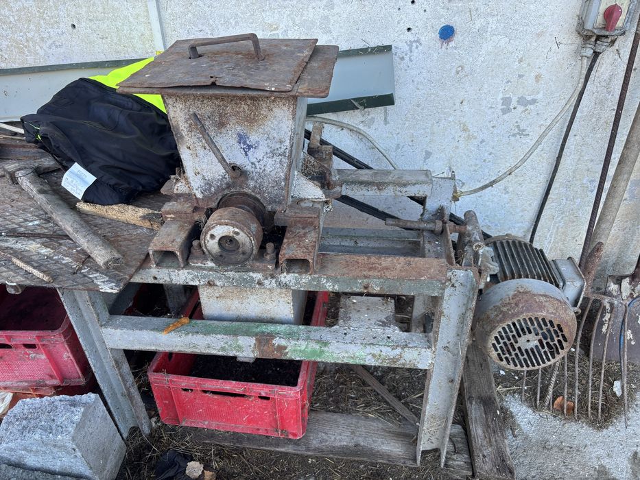 Kościarka / kruszarka / maszynka do rozdrabniania / mielenia kości